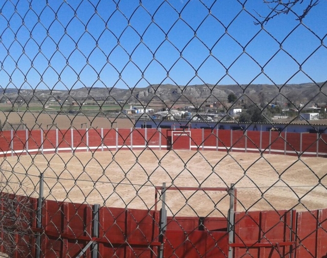  Piazza attraverso la recinzione 